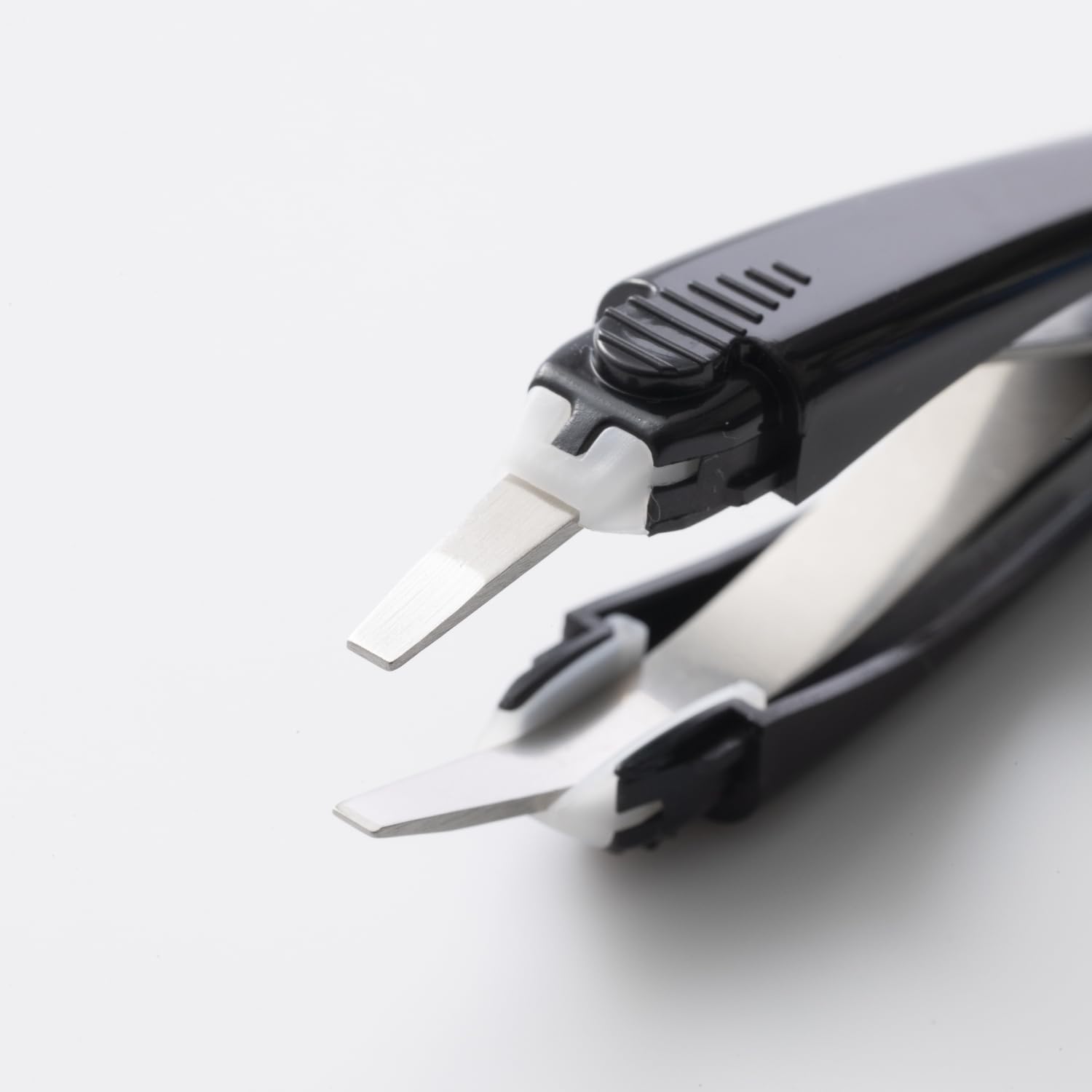 KAI One-Touch Tweezers with Cap for Gentle Hair Removal