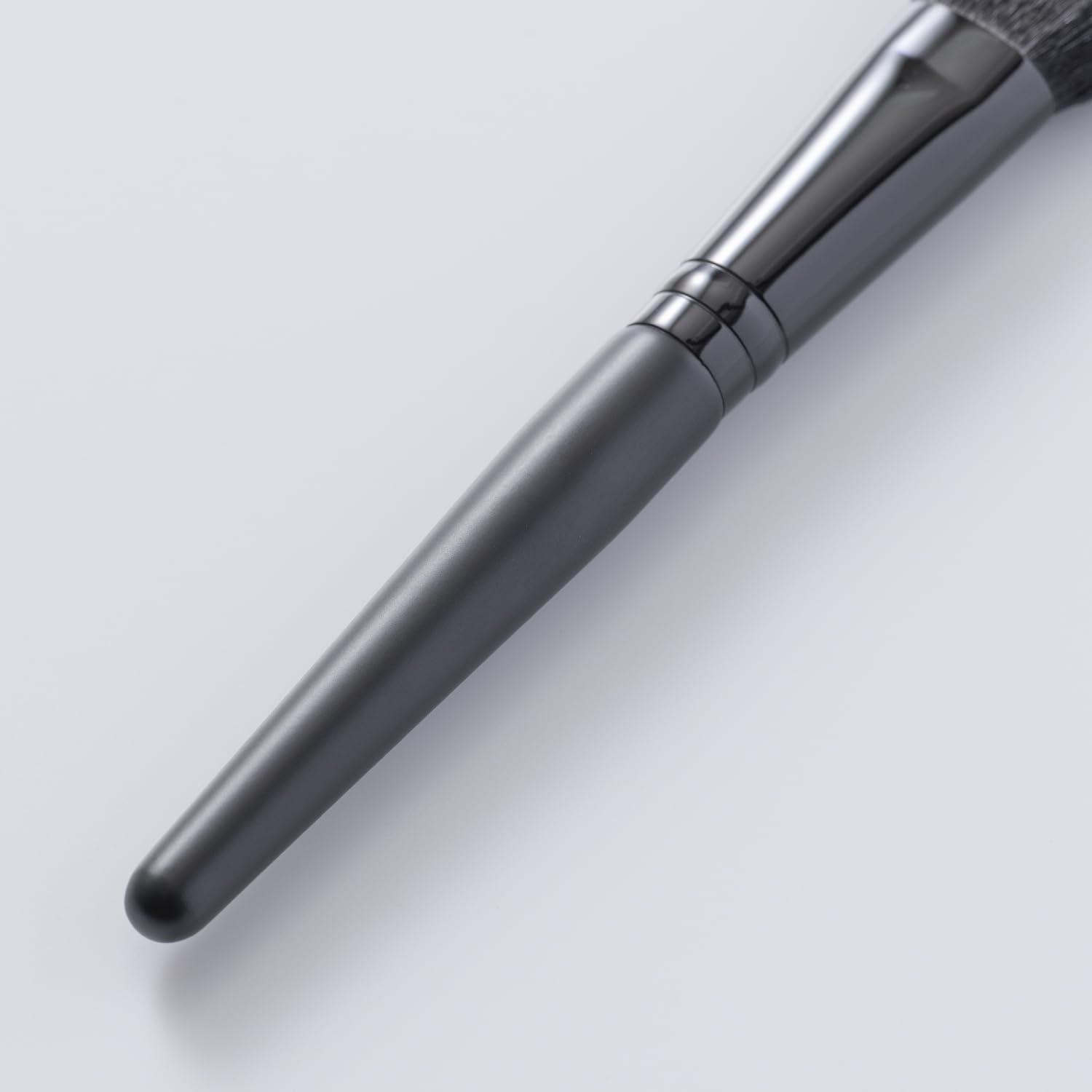 KAI Cheek Brush M for Flawless Makeup Application