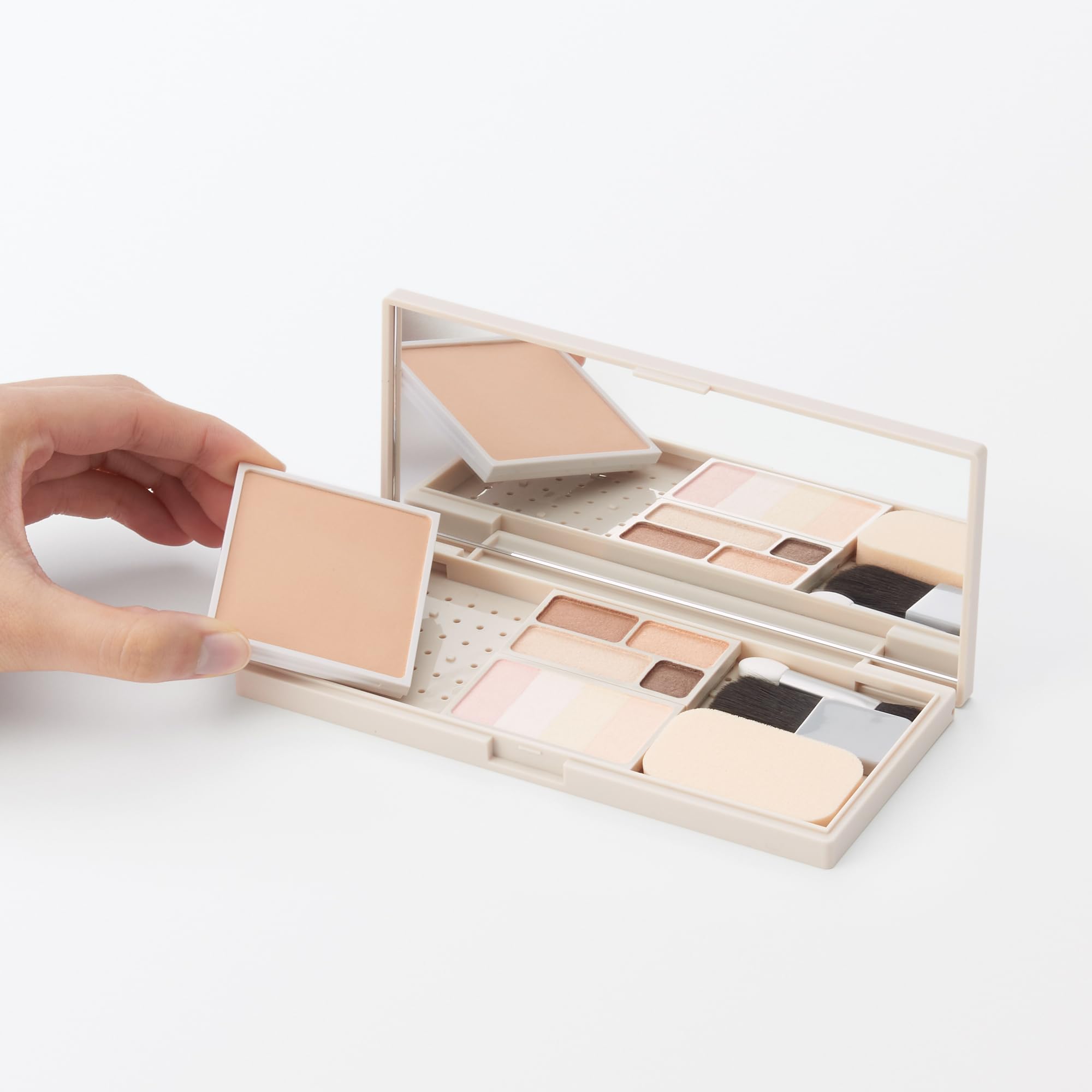 Mujirushiryouhin Makeup Palette with Versatile Shades