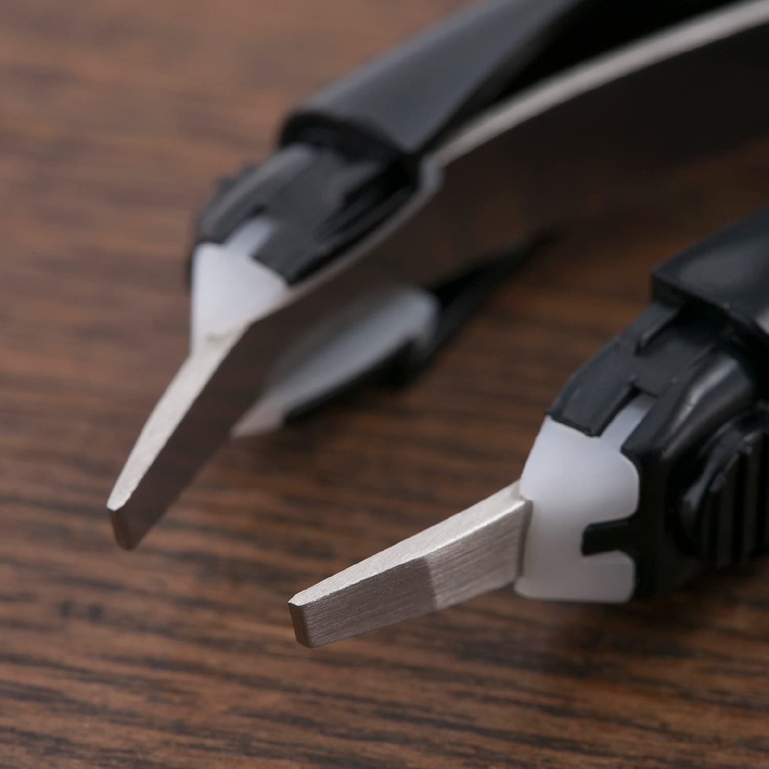 KAI One-Touch Slanted Tweezers with Cap for Precision Grooming