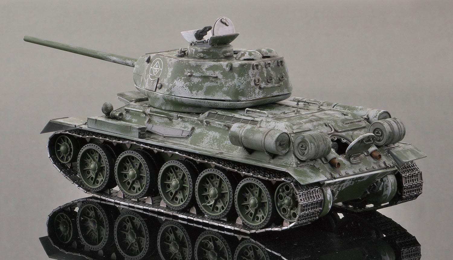 PLATZ 1/35 Scale Model Soviet T-34/85 Tank Kit