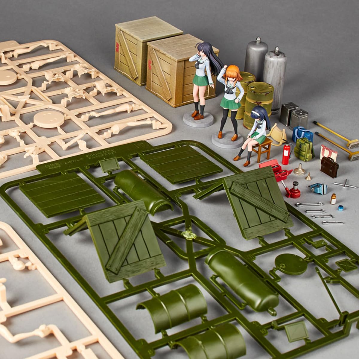 KAIYODO ARTPLA Girls und Panzer Garage Set B 1/24 Scale Model Kit