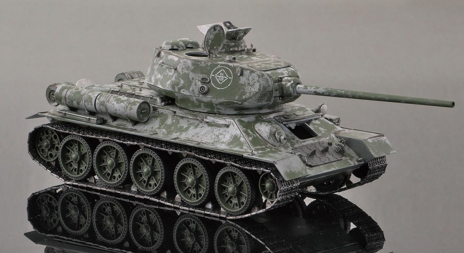 PLATZ 1/35 Scale Model Soviet T-34/85 Tank Kit