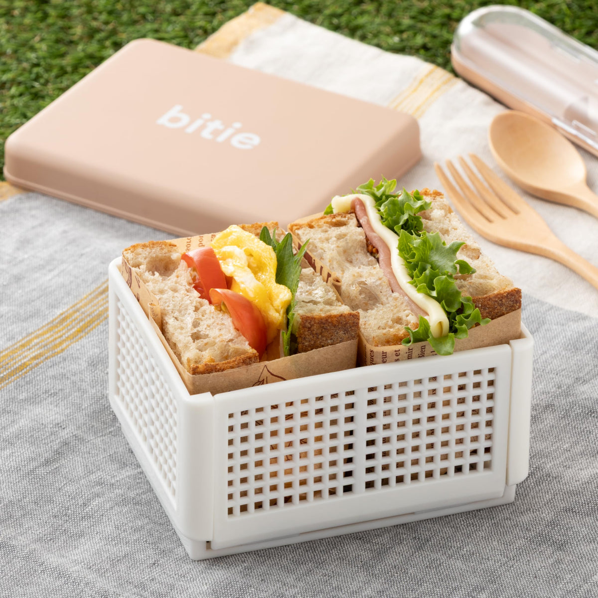 Mitani Bento Box Sandwich Case Beige Compact Design 13x10x7cm
